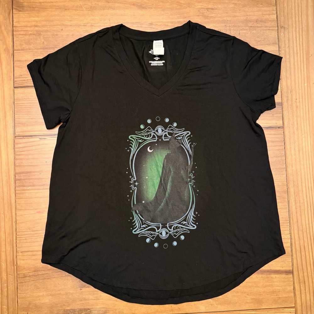 NWOT Wicked Elphaba Silhouette in Frame V Neck Women’s Cut Tee